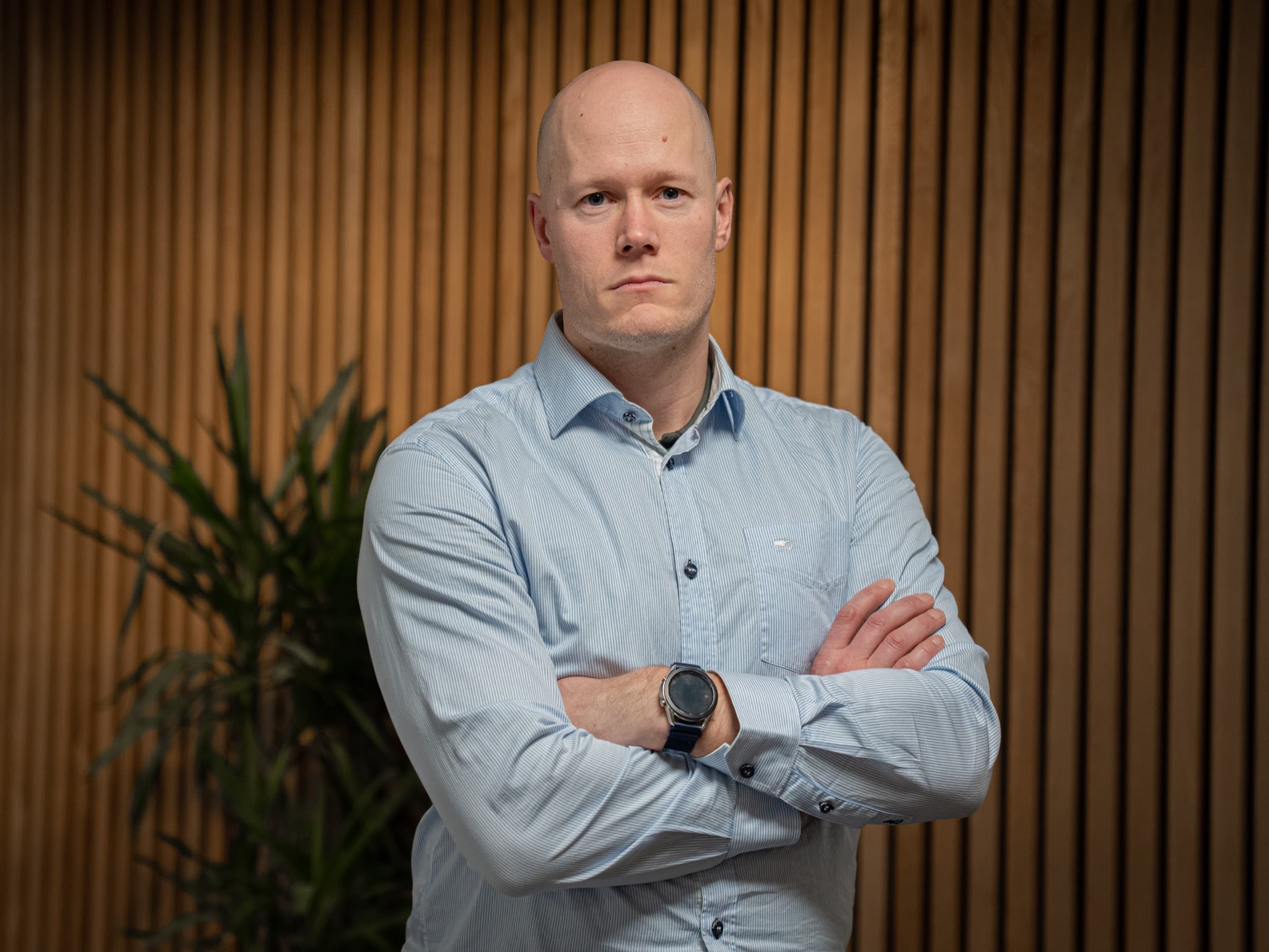 Ansatt hos Byggkon i lyseblå skjorte